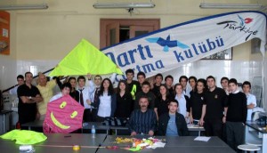 Öğrenciler yaptıkları uçurtmalarla